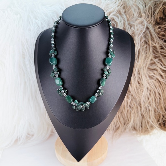 Beautiful weighted, bohemian chic silvertone and green stone necklace - Picture 4 of 5